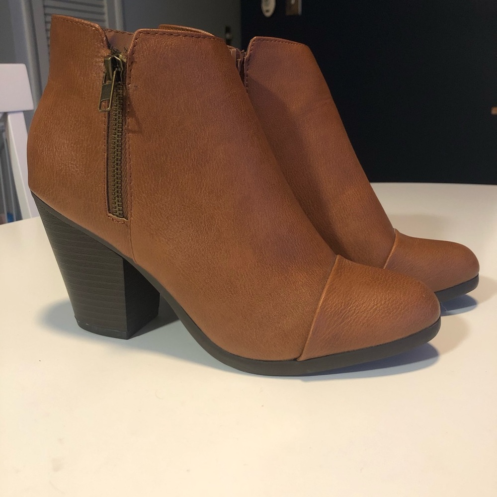 Gorgeous tan booties!